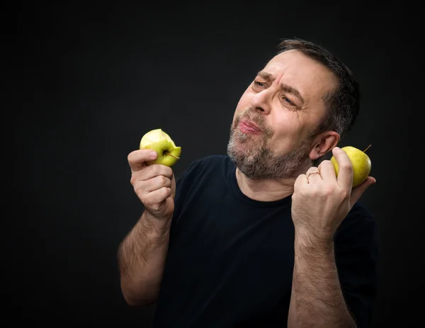 Yeşil elma olan orta yaşlı adam — Stok fotoğraf