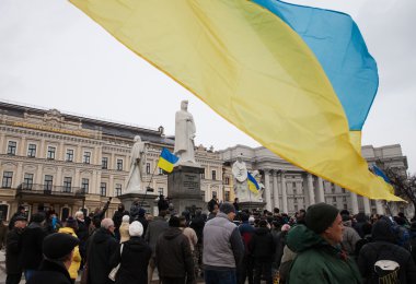 Kiev, Ukrayna - 30 Kasım: iki pembe karanfil ve polis