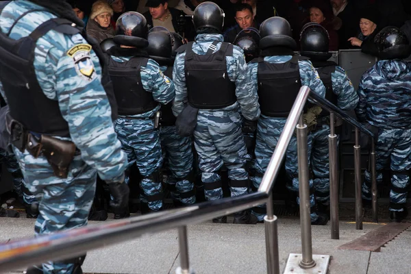 KIEV, UCRAINA - 30 NOVEMBRE: Due chiodi di garofano rosa e polizia — Foto Stock