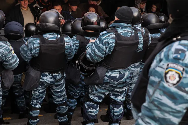 KIEV, UCRANIA - 30 DE NOVIEMBRE: Dos dientes rosados y policía —  Fotos de Stock