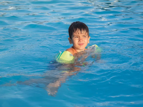 Menino aprendendo a nadar na piscina — Fotografia de Stock