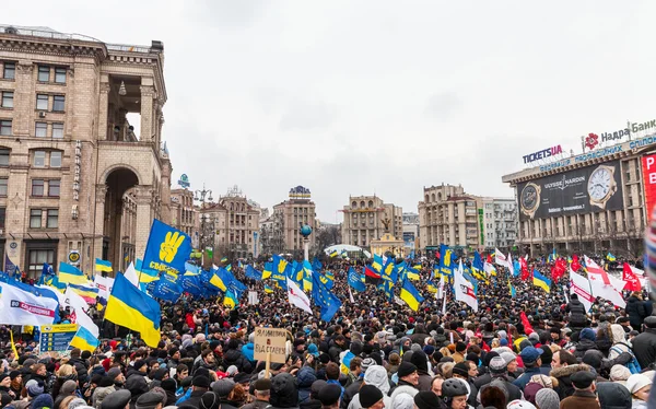 KIEV, UCRANIA - 1 DE DICIEMBRE: Protesta a favor de Europa en Kiev —  Fotos de Stock