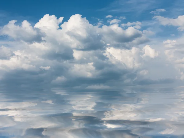 구름과 물 반사 — 스톡 사진