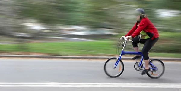 Ciclista em movimento desfocado — Fotografia de Stock