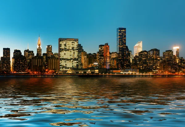 Manhattan. Sent på kvällen New York City skyline panorama — Stockfoto