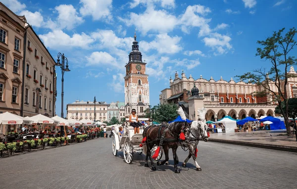 Häst cab på stora torget i krakow — Stockfoto