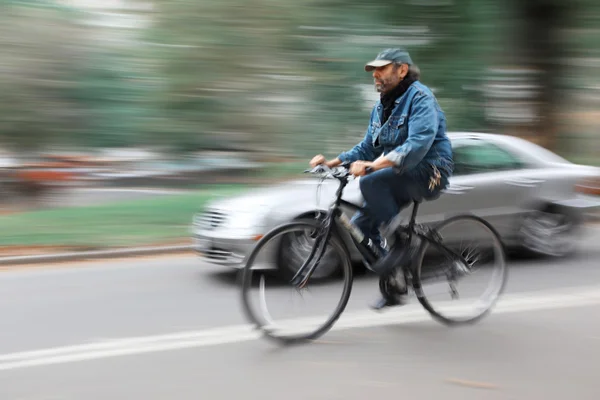 Bisikletçi ve new york sokaklarında araba — Stok fotoğraf