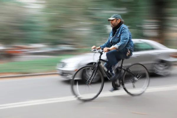 Fietser en een auto op de straten van new york — Stockfoto