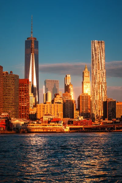 Doğu Nehri boyunca aşağı manhattan skyline — Stok fotoğraf