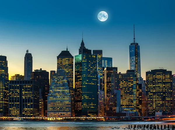Mond über Manhattan — Stockfoto