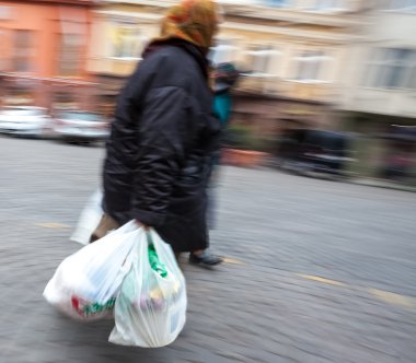 plastik torba ile yaşlı kadın