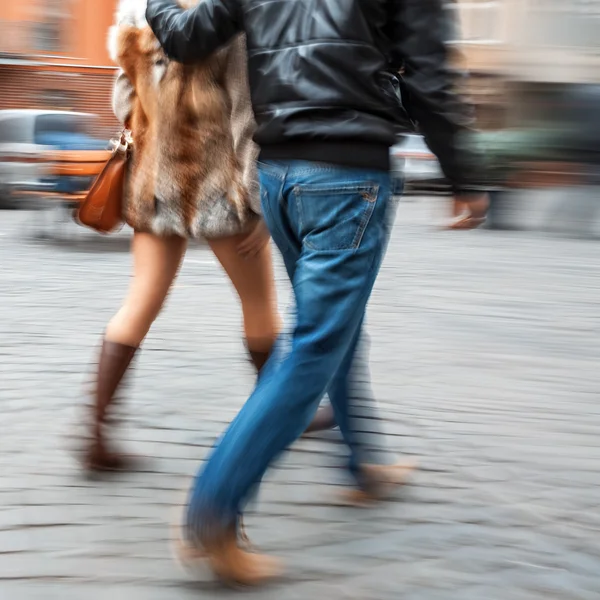 Jovem e mulher caminhando pela rua — Fotografia de Stock