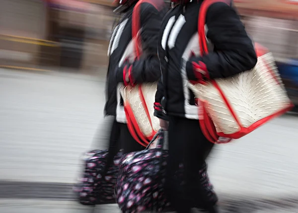 Giovane donna all'ora di punta che cammina per strada — Foto Stock