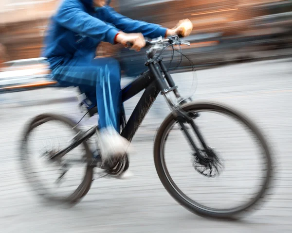 Ciclista nel traffico sulla carreggiata cittadina — Foto Stock