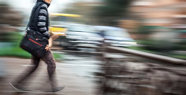 Mann überquert Straße auf einem Zebrastreifen. — Stockfoto