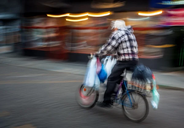 Velho montando uma bicicleta — Fotografia de Stock