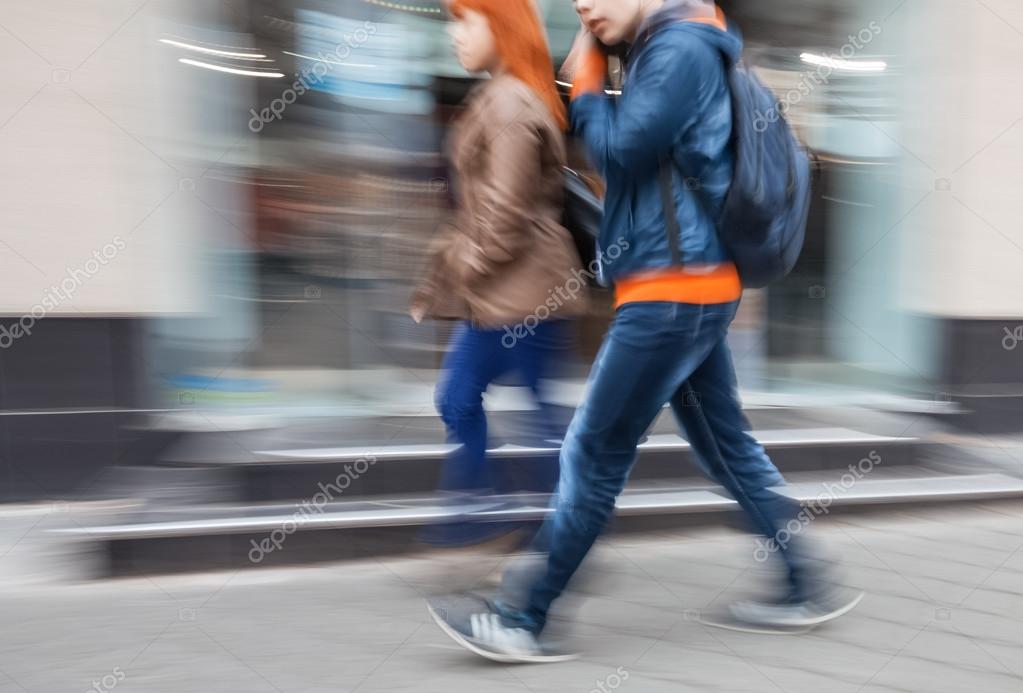 Människor som går intagna