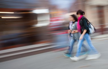 Cadde boyunca gidiş gençler grubu soyut resim.