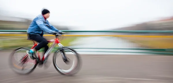 Ciclista sulla carreggiata della città — Foto Stock