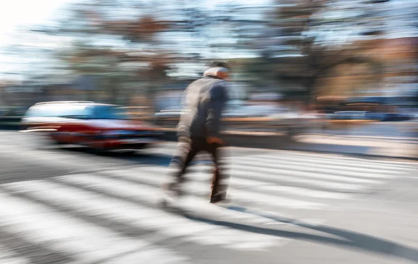 Starší muž křižující ulice v přechod pro chodce — Stock fotografie