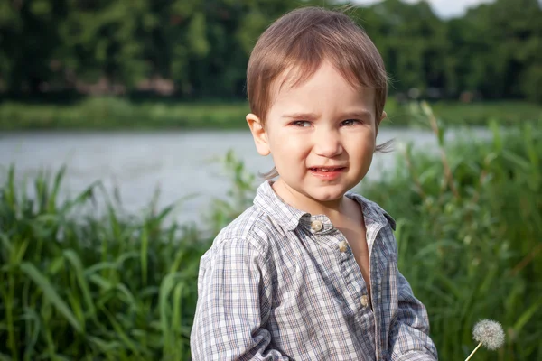 Dítě s Pampeliška venkovní — Stock fotografie