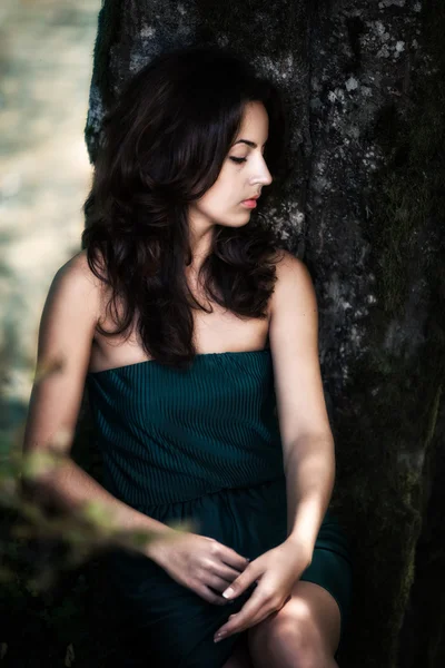 Belle femme dans le bois près de la rivière — Photo