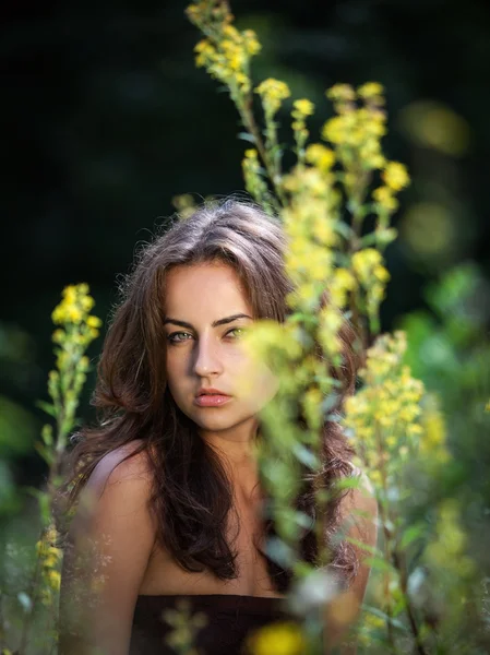 Çiçekli genç bir kadının portresi. — Stok fotoğraf