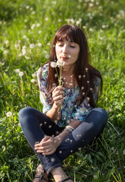 Mujer con diente de león —  Fotos de Stock