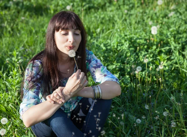 Frau mit Löwenzahn — Stockfoto