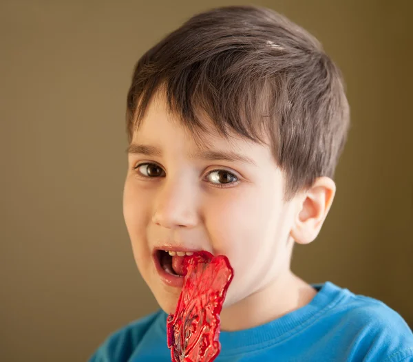 Chlapec jíst lízátko — Stock fotografie