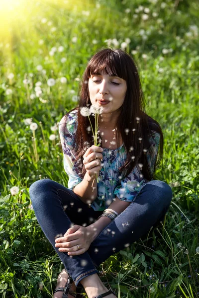 Frau mit Löwenzahn — Stockfoto