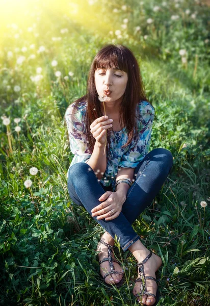 Mujer con diente de león — Foto de Stock