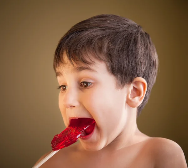 Хлопчик їсть льодяник — стокове фото