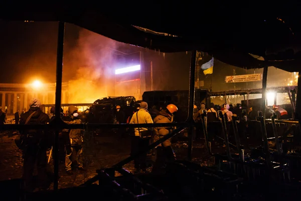 KIEV, UCRANIA - 20 de enero de 2014: Confrontación violenta y —  Fotos de Stock