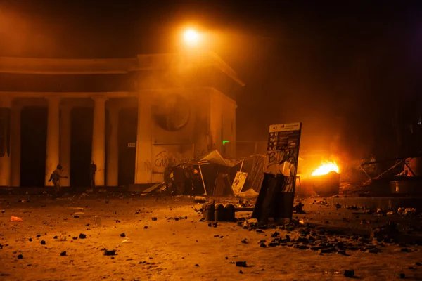 KIEV, UCRANIA - 20 de enero de 2014: Confrontación violenta y — Foto de Stock