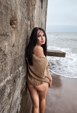 kadının yanına deniz kıyısında beton yapılar