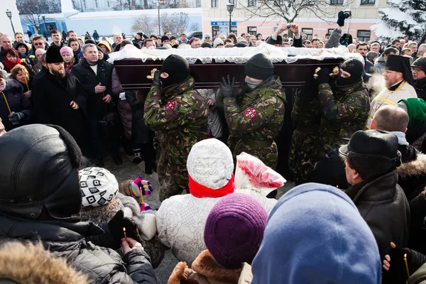 Requiem op euromaidan activist michail zhiznevsky — Stockfoto