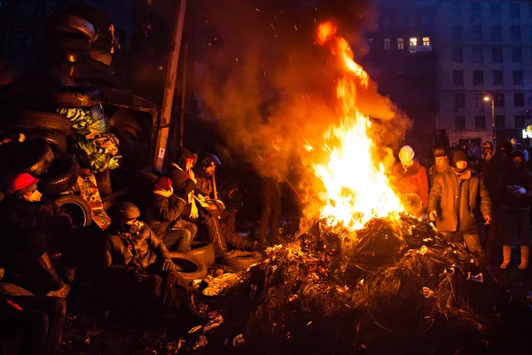 Kiew, Ukraine - 26. Januar 2014: Euromaidan-Demonstranten ruhen sich aus und — Stockfoto