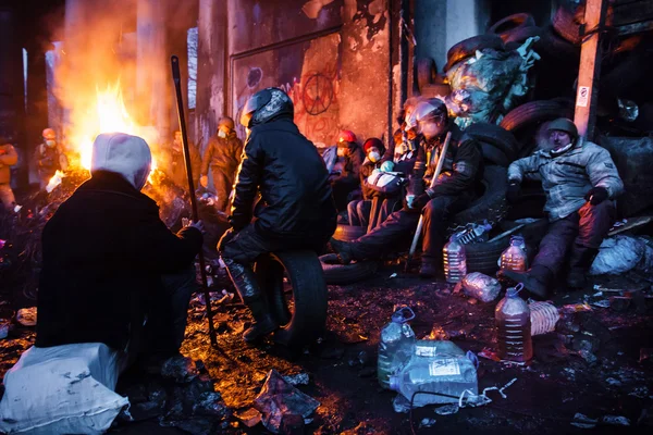 КИЕВ, Украина - 26 января 2014 года: протестующие Евромайдана отдыхают и — стоковое фото