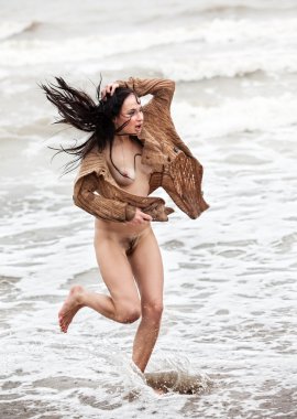 soğuk deniz dalgaları seminude kadın