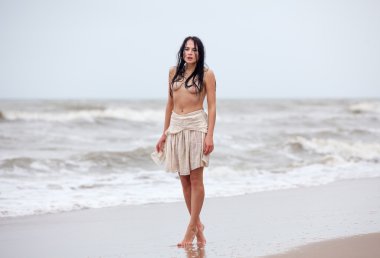 soğuk deniz dalgaları seminude kadın