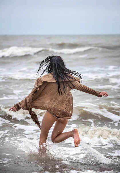 Frau in kalten Meereswellen — Stockfoto