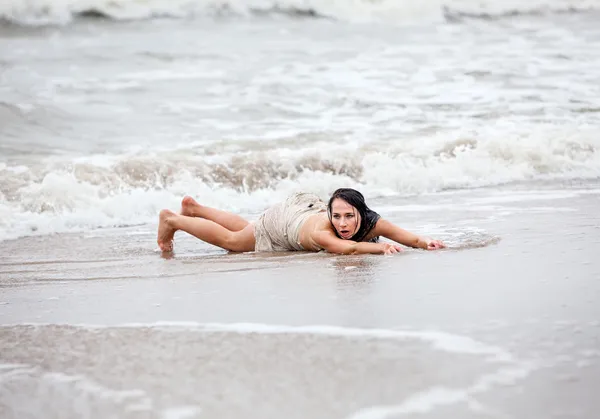 Seminude femme dans les vagues de la mer froide — Photo