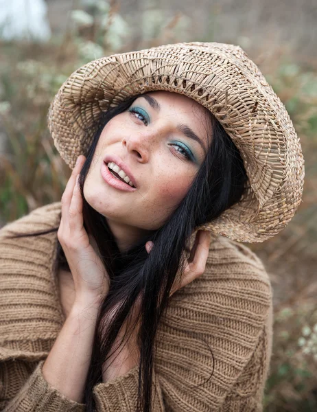 Mädchen vor Naturkulisse und alter Betonmauer — Stockfoto