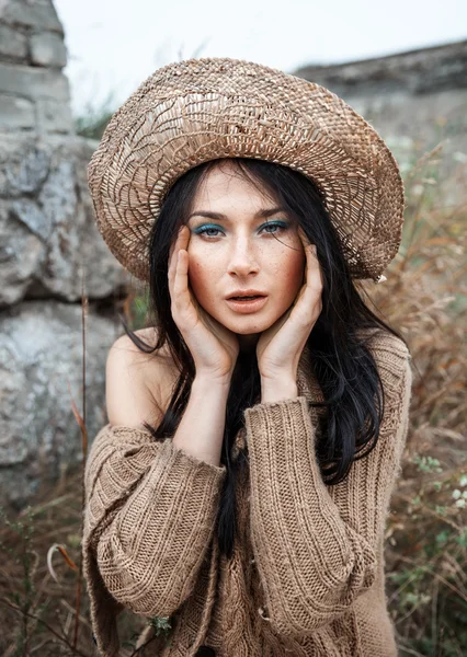 Mädchen vor Naturkulisse und alter Betonmauer — Stockfoto