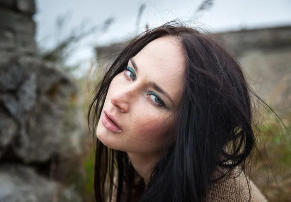 Girl against background of nature and old concrete wall — Stock Photo, Image