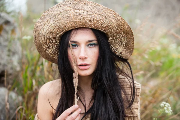 Girl in straw hat — Stock Photo, Image