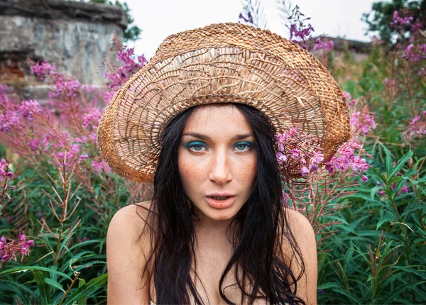 Menina contra fundo da natureza e parede de concreto velho — Fotografia de Stock