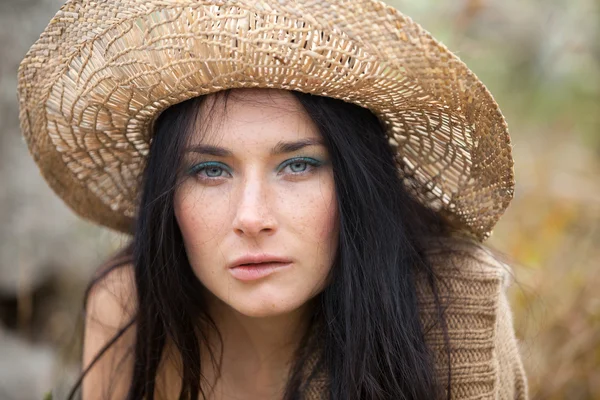 Retrato de uma menina de chapéu de palha — Fotografia de Stock