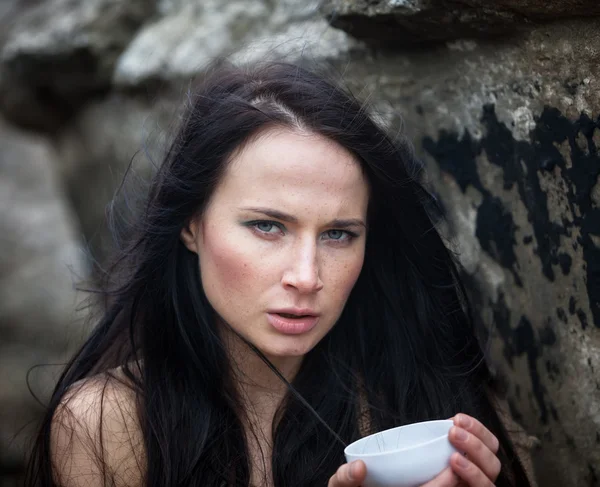 Женщина пьет чай на открытом воздухе — стоковое фото